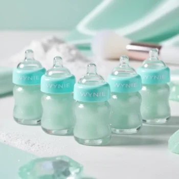 Présentoir de 24 (soit 1,15€ unité) : Gloss à Lèvres Wynie – Biberon