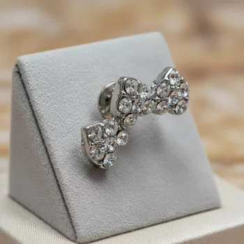 Présentoir de 24 (0,30€ Pièce) : Paires de Boucles d’Oreilles Nœud Strass – Sans Nickel – Image 3