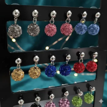 Présentoir de 12 (0,30€ Pièce) : Boucles D’oreilles Pendantes en Forme de Boule Strass – Image 2