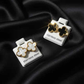 Présentoir de 36 (1,50€ Pièce) : Paire de Boucles d’Oreilles 3 Tailles – Trèfle Doré Noir & Blanc