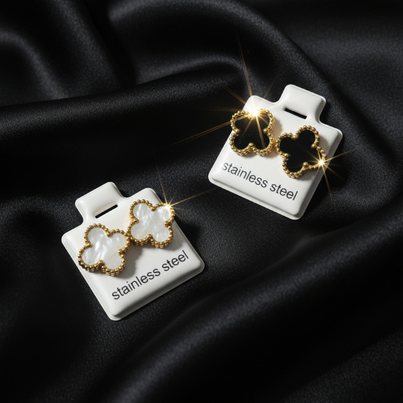 fournisseur de boucle d'oreille et collier en acier (1) Présentoir de 36 (1,50€ Pièce) : Paire de Boucles d’Oreilles 3 Tailles – Trèfle Doré Noir & Blanc – Image 1