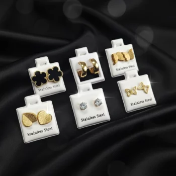 Présentoir de 36 (1,50€ Pièce) : Paire de Boucles d’Oreilles – 6 différents Motifs Strass, Papillon, Coeur, Trèfle, Créole