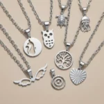 Lot de 50 (1,35€ Pièce) : Collier + Pendentif Argenté avec Pendentif – Mélange de plus de 20 Modèles