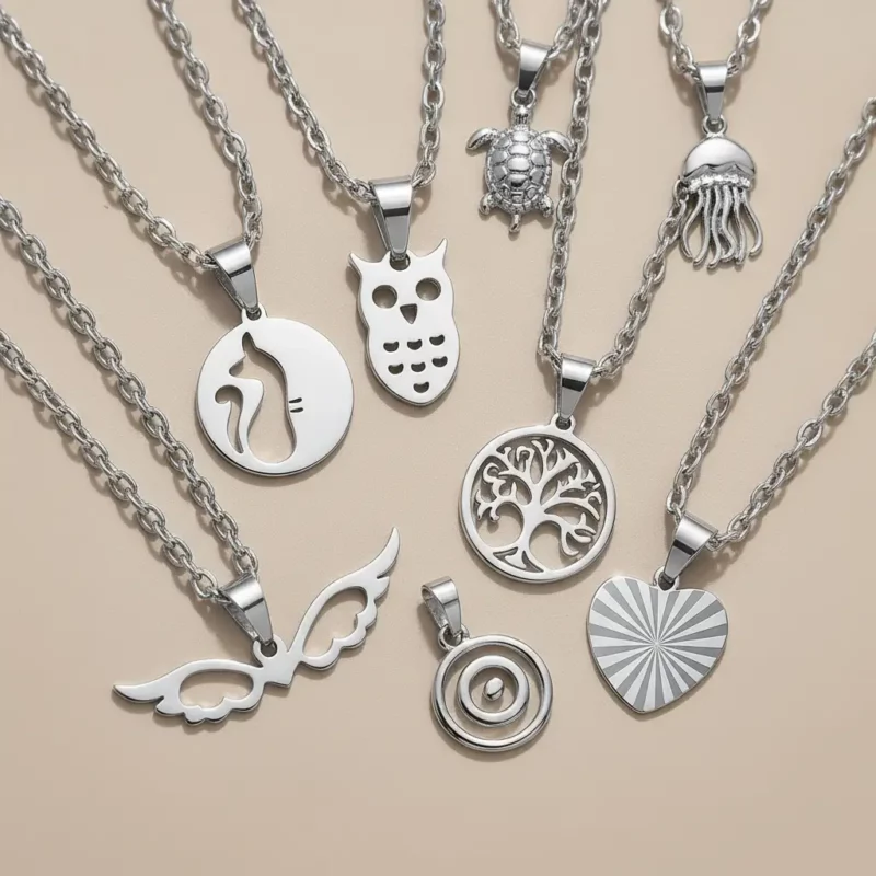Lot de 50 (1,35€ Pièce) : Collier + Pendentif Argenté avec Pendentif – Mélange de plus de 20 Modèles
