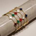 Lot de 100 (1,60€ Pièce) : Bracelets en Acier Inoxydable 5 trèfles - Mélange de Couleurs
