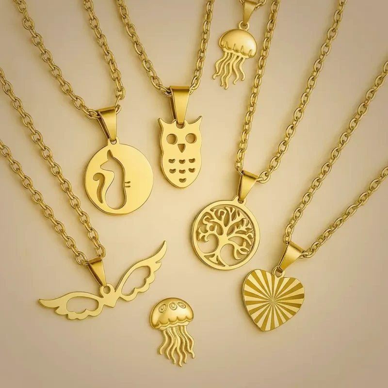 Lot de 50 (1,35€ Pièce) : Collier + Pendentif Doré avec Pendentif – Mélange de plus de 20 Modèles