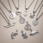 Lot de 100 (1,25€ Pièce) : Collier + Pendentif Argenté avec Pendentif – Mélange de plus de 20 Modèles