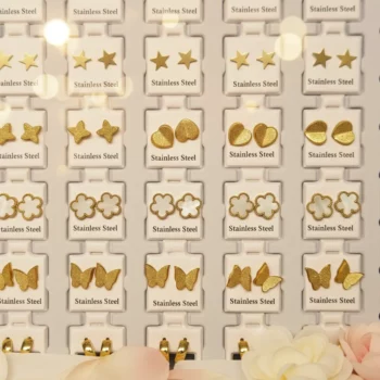 Présentoir de 36 (0,90€ Pièce) : Paires de boucles d’oreilles en acier inoxydable – cœur, papillon, trèfle, anneau, étoile et strass – Image 2