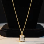 ✨Collier Pendentif "Ourson Chic" Doré en Nacre Blanc💎Acier Inoxydable de Haute Qualité