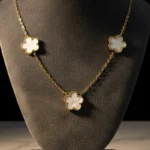 ✨Collier Doré "Petites Fleurs de Nacre Blanc"💎Acier Inoxydable de Haute Qualité