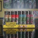 Présentoir de 48 (0,67€ Pièce) : Briquets CLIPPER® Réutilisables – Collection Psychedelic Monsters