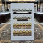 Présentoir de 12 paires (soit 0,85€ la paire) : Présentoir Bijoux "ACIER INOXYDABLE" – Collection Créoles Sculpturales