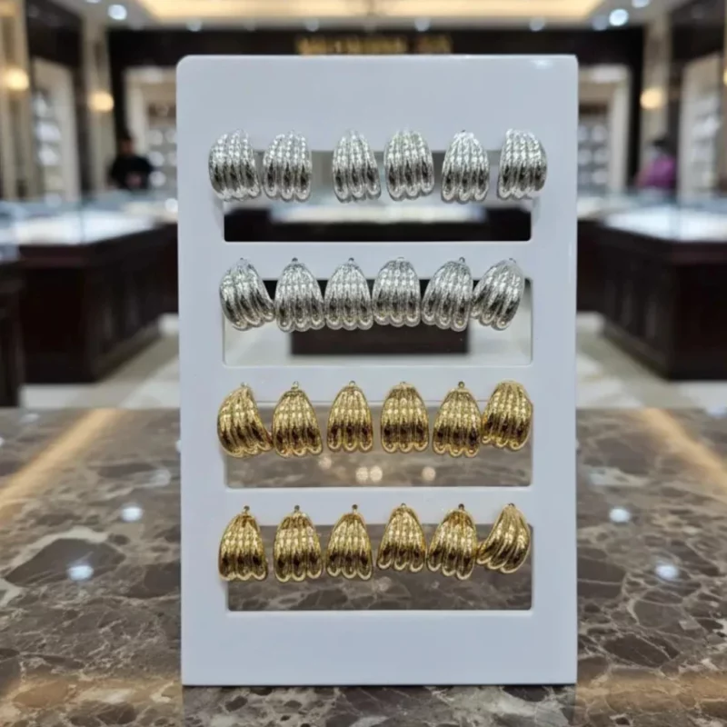 Présentoir de 12 paires (soit 0,85€ la paire) : Présentoir Bijoux "ACIER INOXYDABLE" – Collection Créoles Sculpturales