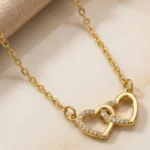Collier avec Pendentif Doré en Acier inoxydable de haute qualité – Double Coeur & Strass