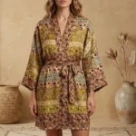 Kimono Court en Soie "Santi" Imprimé Patchwork Ethnique & Floral Ocre d'INDE