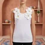 T-shirt Blanc Sans Manches "Fleurs Satinées" – Élégance Florale & Coton Premium