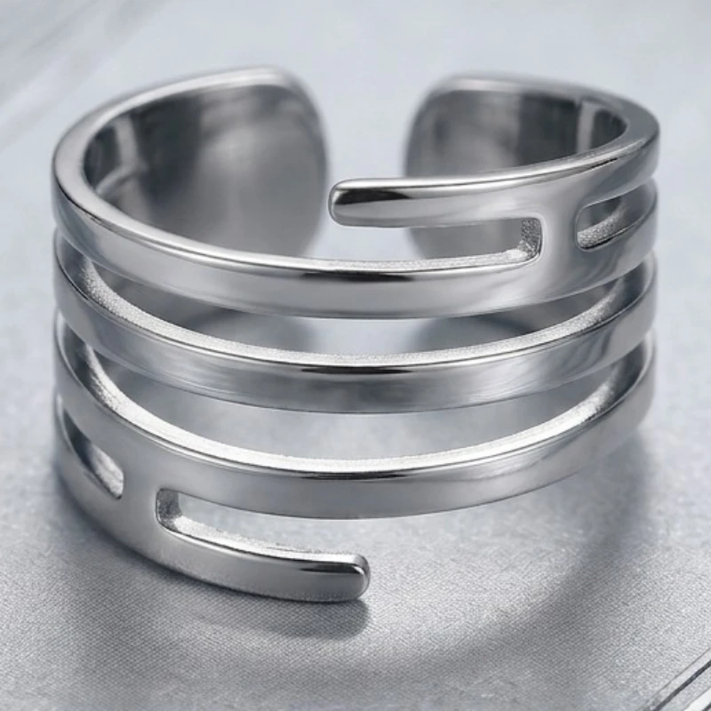 bague en acier inoxydable agentéé (1) 🌟 Pack Revente Premium : Collection 12 Bagues Argentées "Ressort" Acier Inoxydable & Présentoir Coussin – Image 1