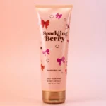 🧴 Lait Corporel 🍓 Sparkling Berry - Nourrissant Quotidien 236ml : Une Peau Douce et Irrésistible ! ✨ 🍦