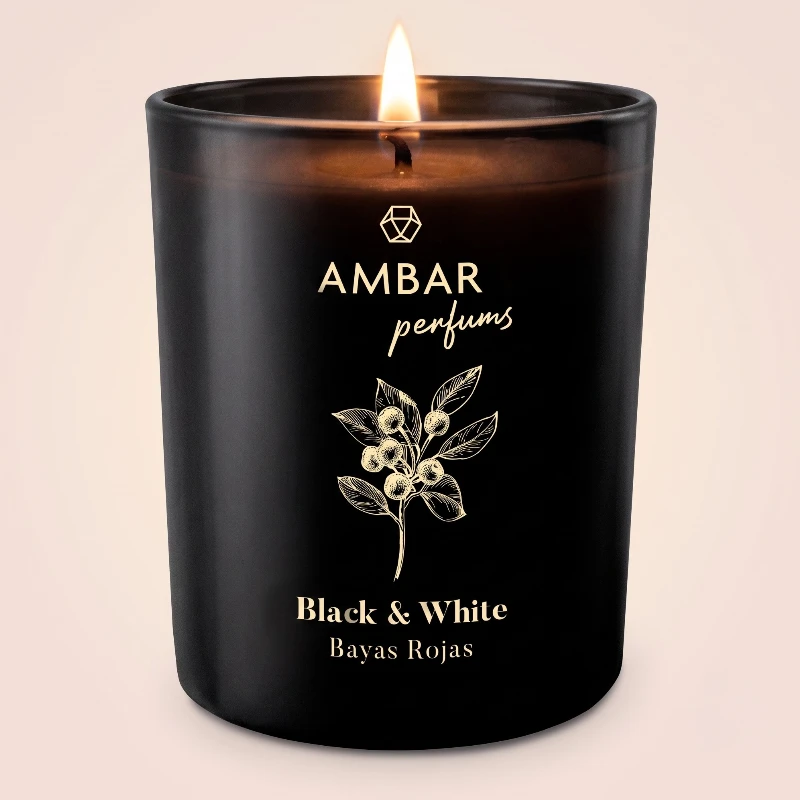 bougie ambar black & white baie rouges 🕯️ Carton de 8 : Bougies Parfumées Haut de Gamme "Black & White - Bayas Rojas / Red Berries" (125g) – Ambar Perfums 🖤 – Image 1
