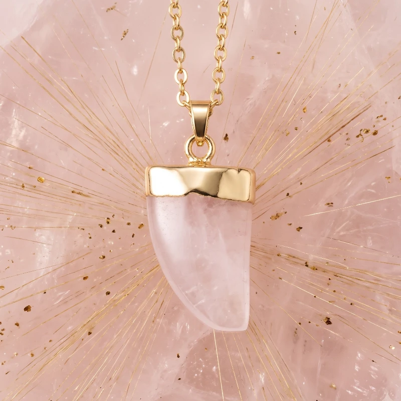 collier effet dent de crystal rose Collier Avec Pendentif Dent Rose – Image 1