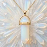 Collier Doré Avec Pendentif Effet Cristal Blanc