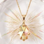 Collier Doré Avec Pendentif Main Effet Cristal Couleur Jaune