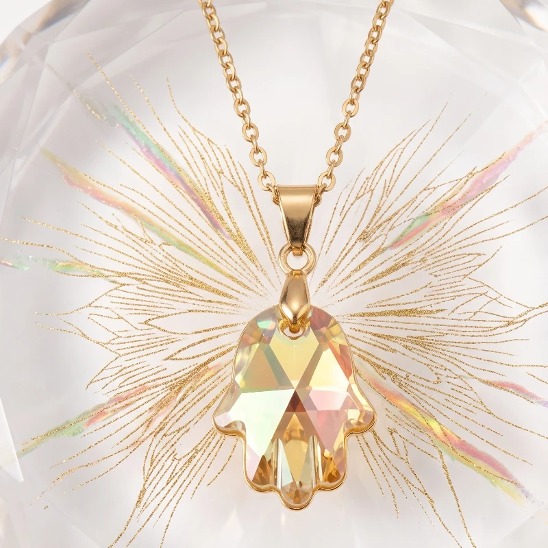 collier pendentif main effet crystal jaune Collier Doré Avec Pendentif Main Effet Cristal Couleur Jaune – Image 1