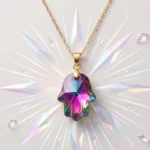 Collier Doré Avec Pendentif Main Effet Cristal Couleur Mauve