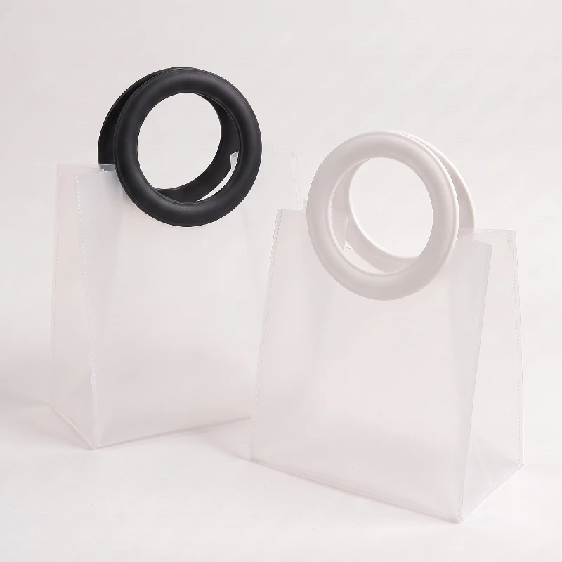 sac transparent pvc ance noir et blanc translucide 🛍️ Lot de 12 Sacs Translucides PVC (20x10x23 cm) : L'Écrin Dépoli Chic avec Anses Blanc & Noir ! ✨ 🖤🤍 – Image 1